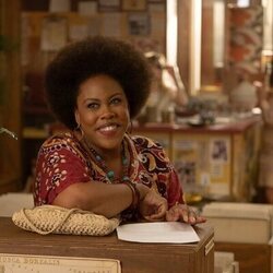 Amber Chardae Robinson en Capítulo 6 titulado 'Maxine toma las riendas' de 'Palm Royale'