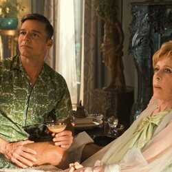 Ricky Martin y Carol Burnett en el 1x06 de 'Palm Royale'