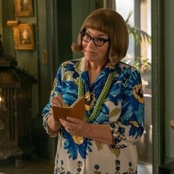 Mindy Cohn en 1x08 'Maxine salva a la ballena' de 'Palm Royale'