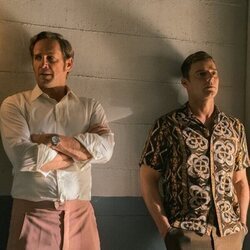 Josh Lucas y Ricky Martin en 'Maxine se da un chapuzón' de 'Palm Royale'