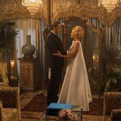 Josh Lucas y Kristen Wiig en la temporada 1 y el capítulo 09 de 'Palm Royale'
