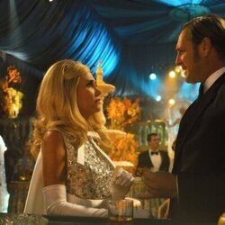 Josh Lucas y Kristen Wiig en 1x10 'Maxine da una fiesta' de 'Palm Royale'