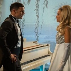 Ricky Martin y Kristen Wiig en Capítulo 10 titulado 'Maxine da una fiesta' de 'Palm Royale'