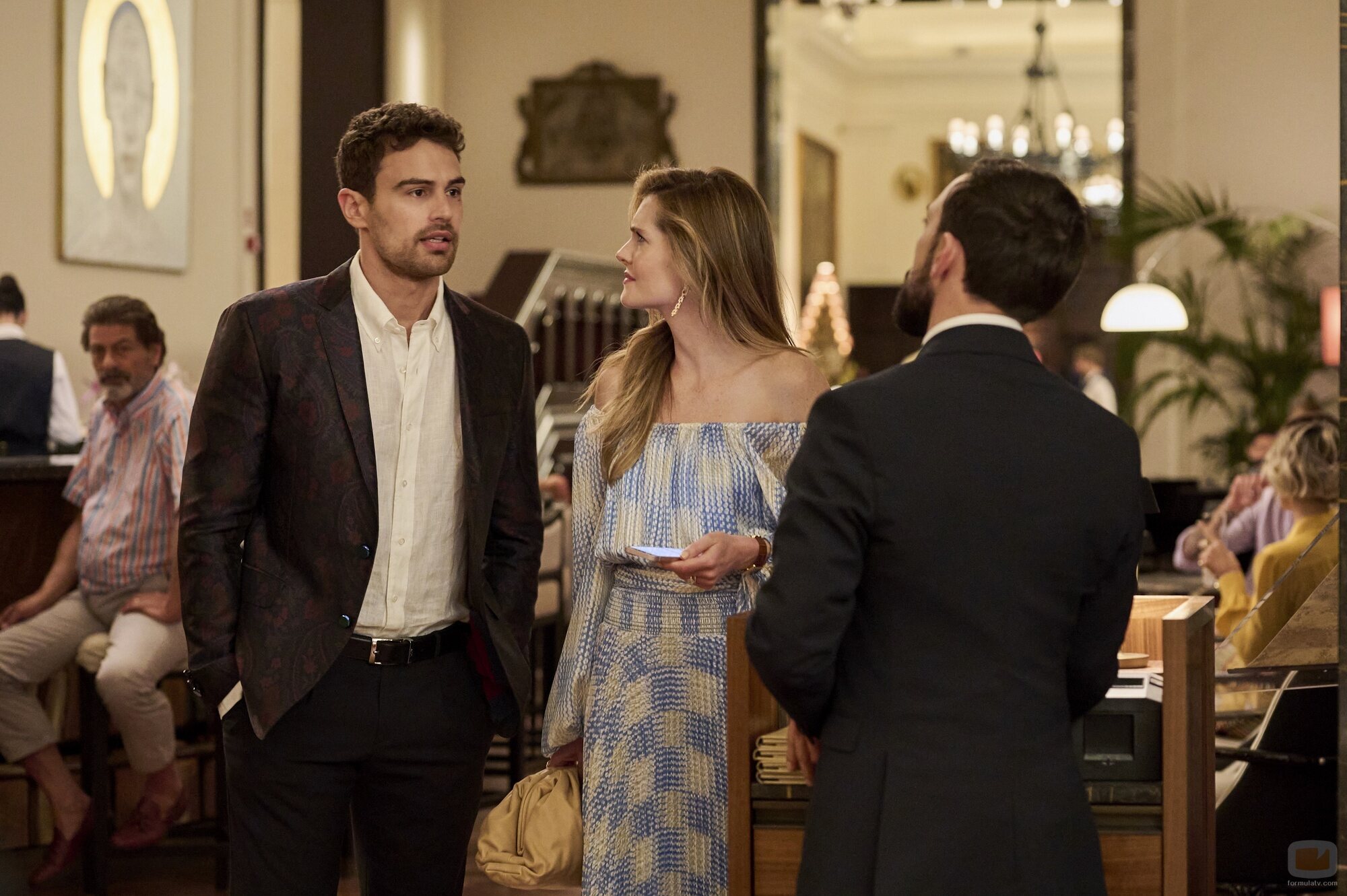 Theo James y Meghann Fahy en 2x07 'Arrivederci' de 'The White Lotus'