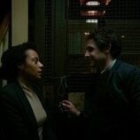 Rosalind Eleazar y Dustin Demri-Burns en la temporada 1 y el capítulo 03 de 'Slow Horses'