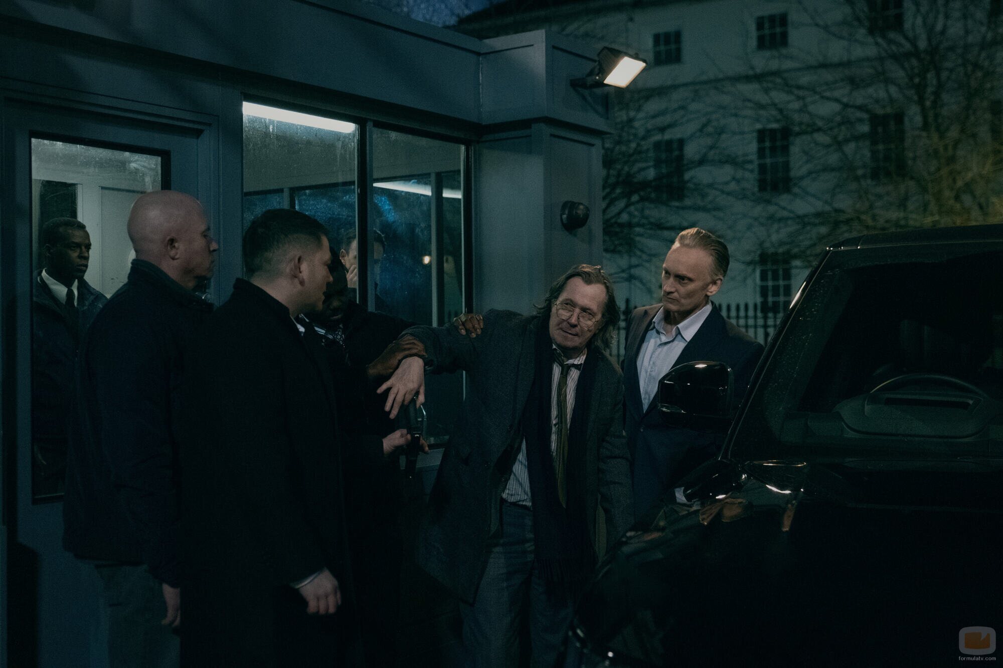 Gary Oldman y Chris Reilly en la temporada 1 y el capítulo 05 de 'Slow Horses'