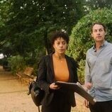 Foto de Rosalind Eleazar y Dustin Demri-Burns en 2x01 'Última parada' de 'Slow Horses'