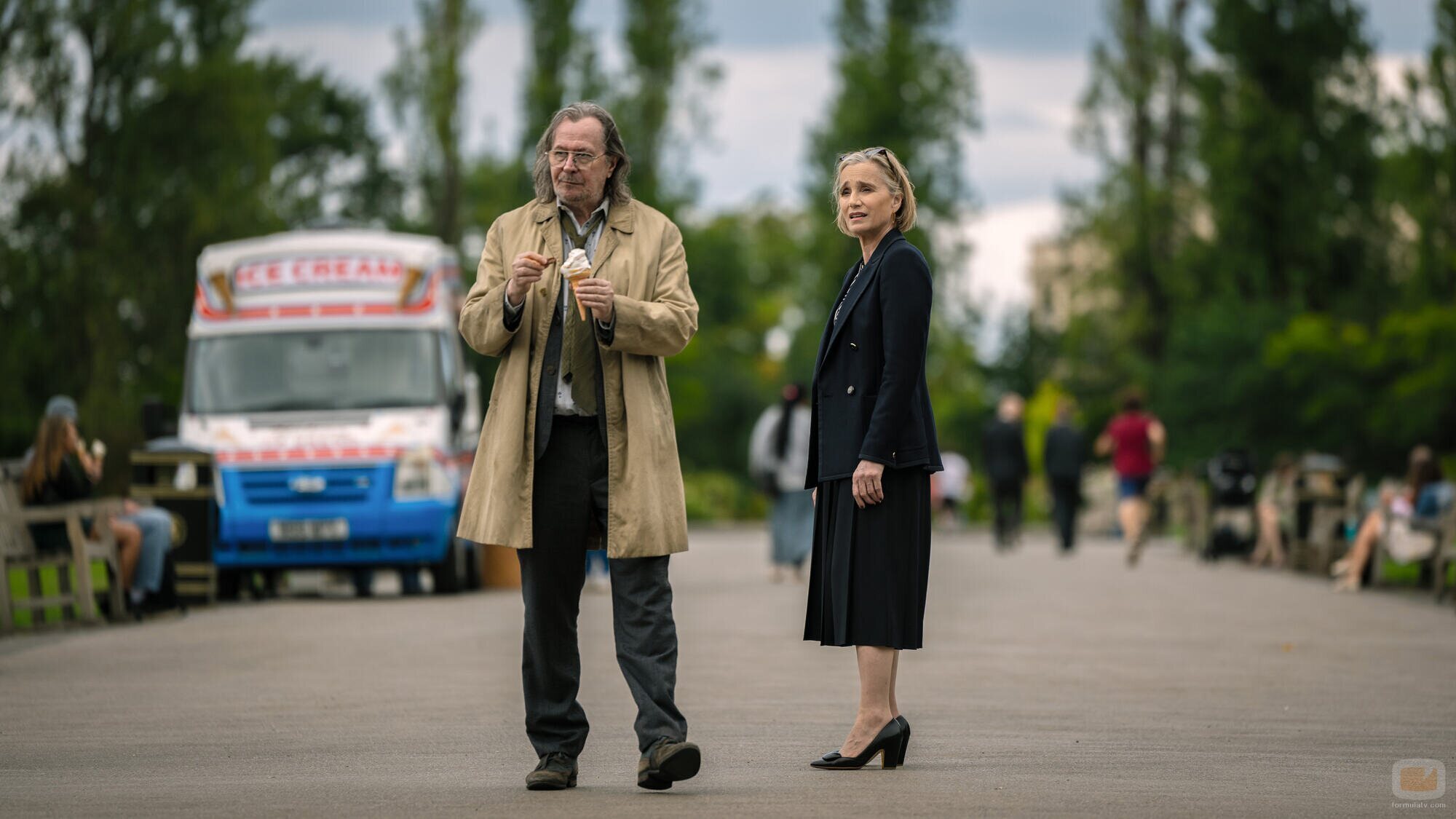 Gary Oldman y Kristin Scott Thomas en 'Footprint' de 'Slow Horses'