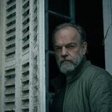 Hugo Weaving en 4x02 'Un extraño llega al pueblo' de 'Slow Horses'