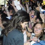 Marta Torné firmando autógrafos en Alicante