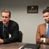 Michael Urie y Jason Segel en la temporada 2 y el capítulo 01 de 'Terapia sin filtro'