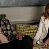 Christa Miller y Luke Tennie en 'Conseguí que miraras' de 'Shrinking'