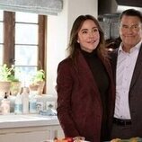 Christa Miller y Ted McGinley en 2x12 titulado 'El último Acción de Gracias' de 'Terapia sin filtro'