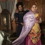 Nicola Coughlan y Kathryn Drysdale en 3x01 titulado 'En el candelero' de 'Los Bridgerton'