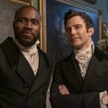 Luke Thompson y Martins Imhangbe en 3x02 'Bajo la luz de la luna' de 'Los Bridgerton'