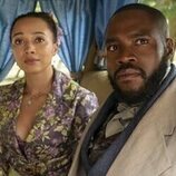Martins Imhangbe y Emma Naomi en el 'Bajo la luz de la luna' de 'Bridgerton'