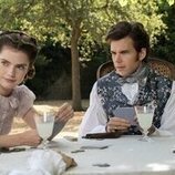 Luke Newton y Florence Hunt en 'Bajo la luz de la luna' de 'Los Bridgerton'