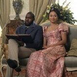 Martins Imhangbe y Emma Naomi en el 'Tic, tac' de 'Bridgerton'