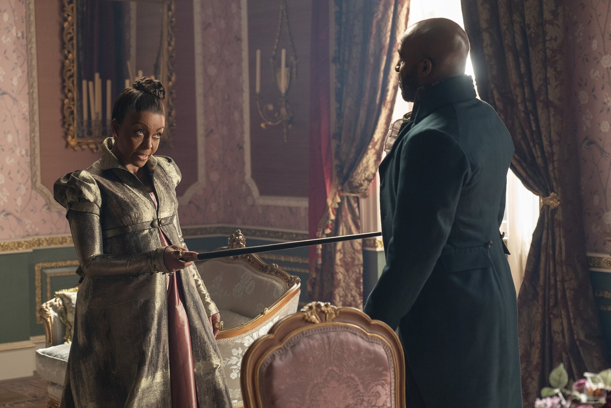 Adjoa Andoh y Daniel Francis en el 3x07 de 'Bridgerton'