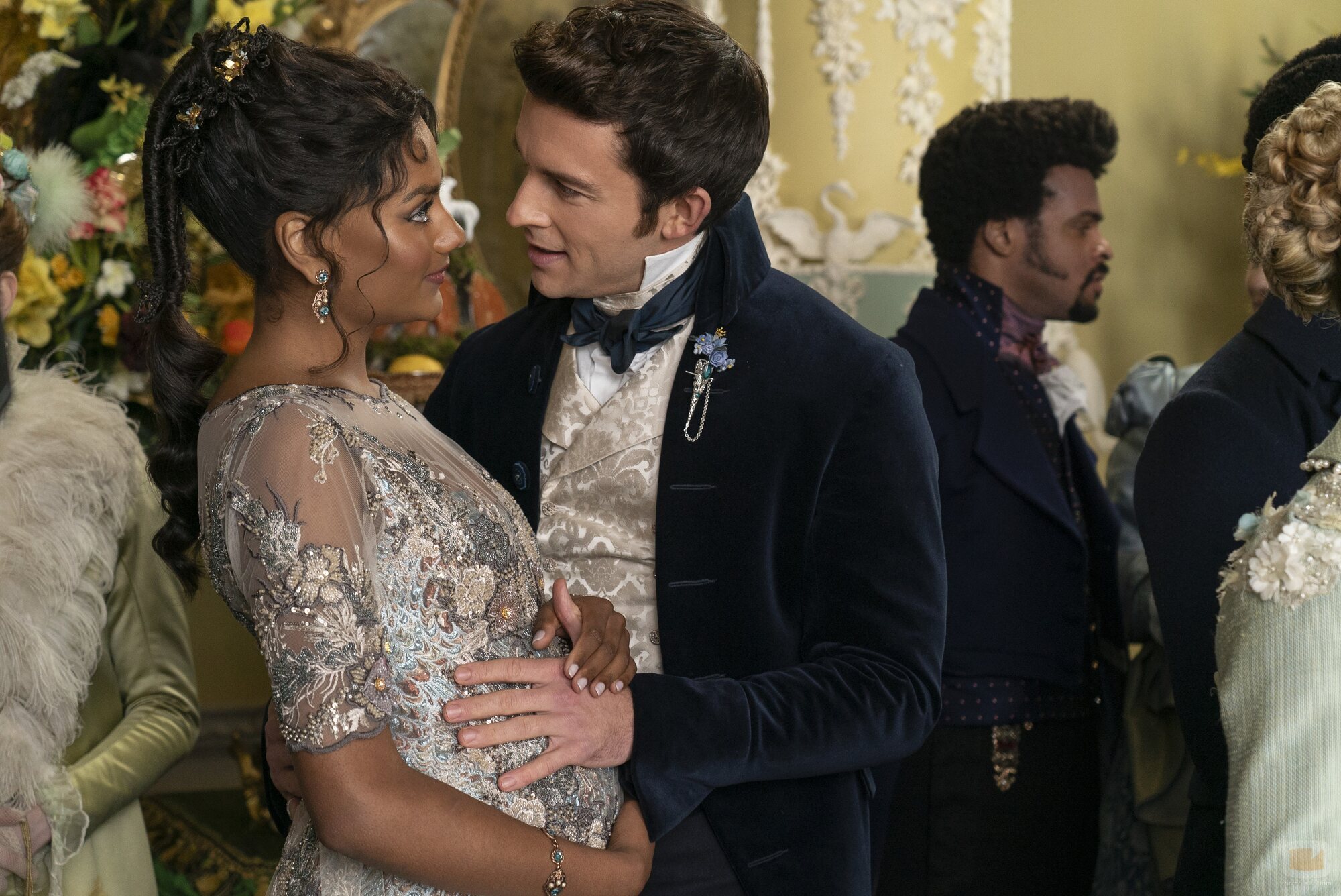 Jonathan Bailey y Simone Ashley en el 3x07 de 'Bridgerton'