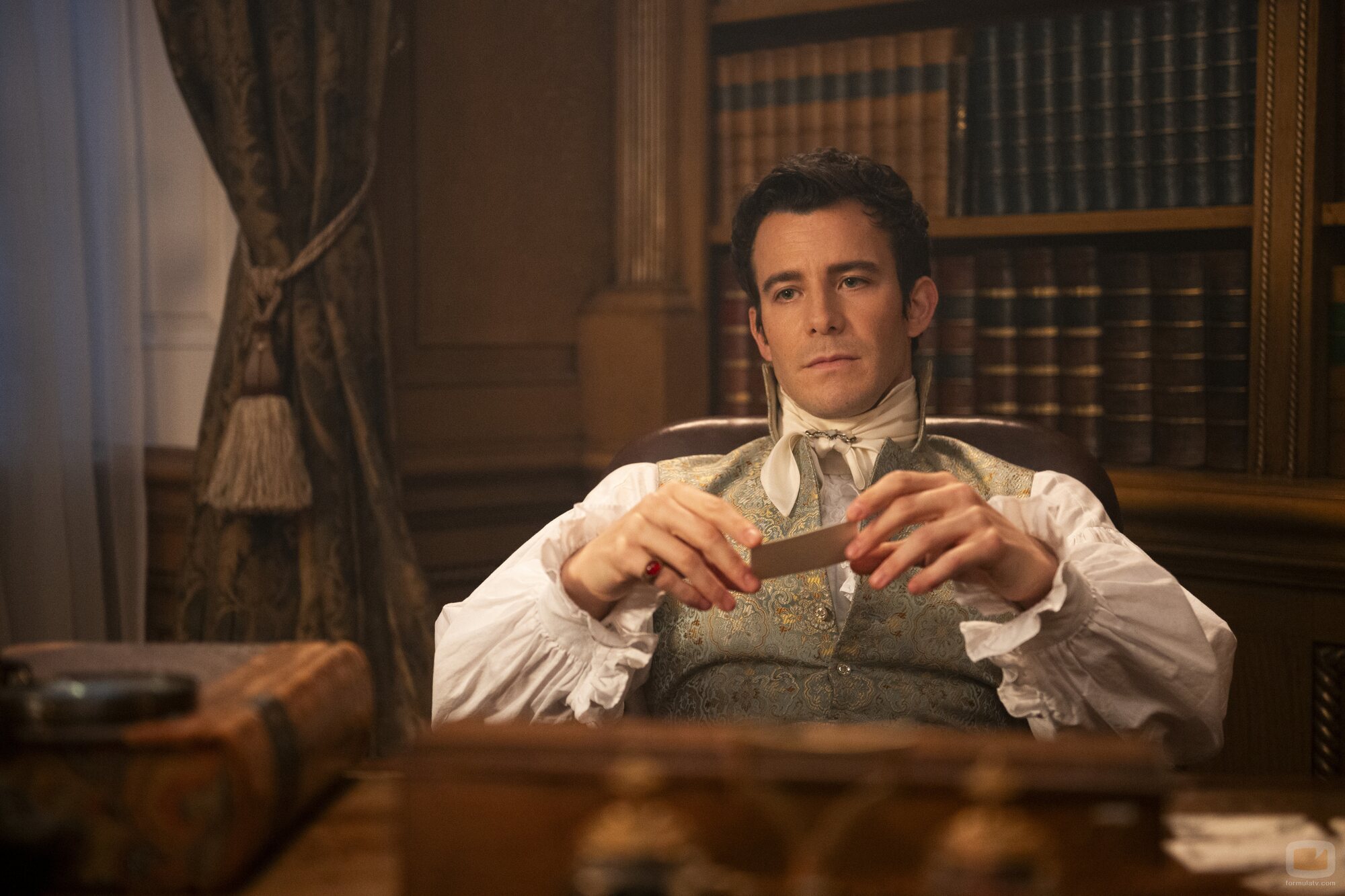 Luke Thompson en 'De la mano' de 'Los Bridgerton'