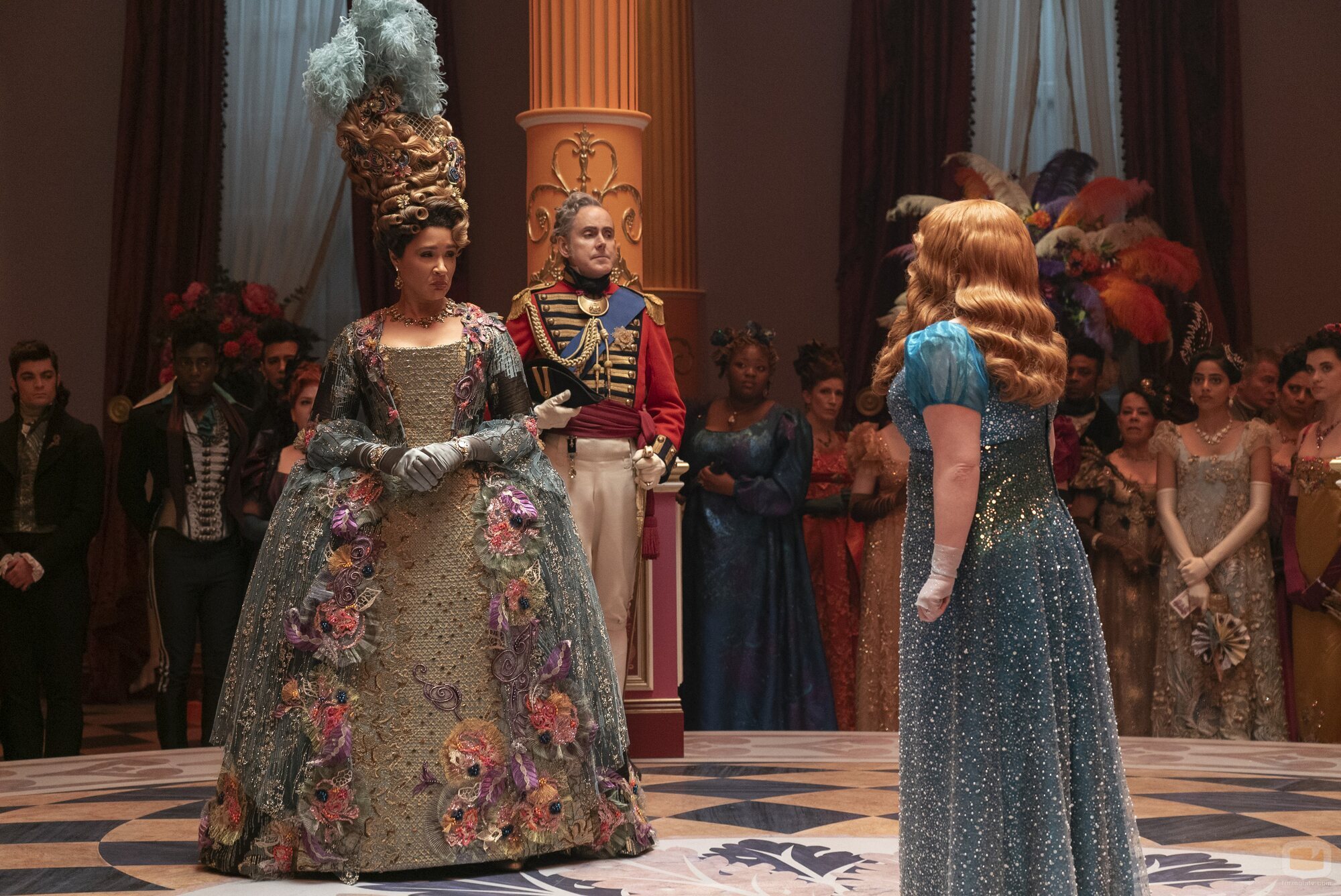 Nicola Coughlan y Golda Rosheuvel en 'A las claras' de 'Los Bridgerton'