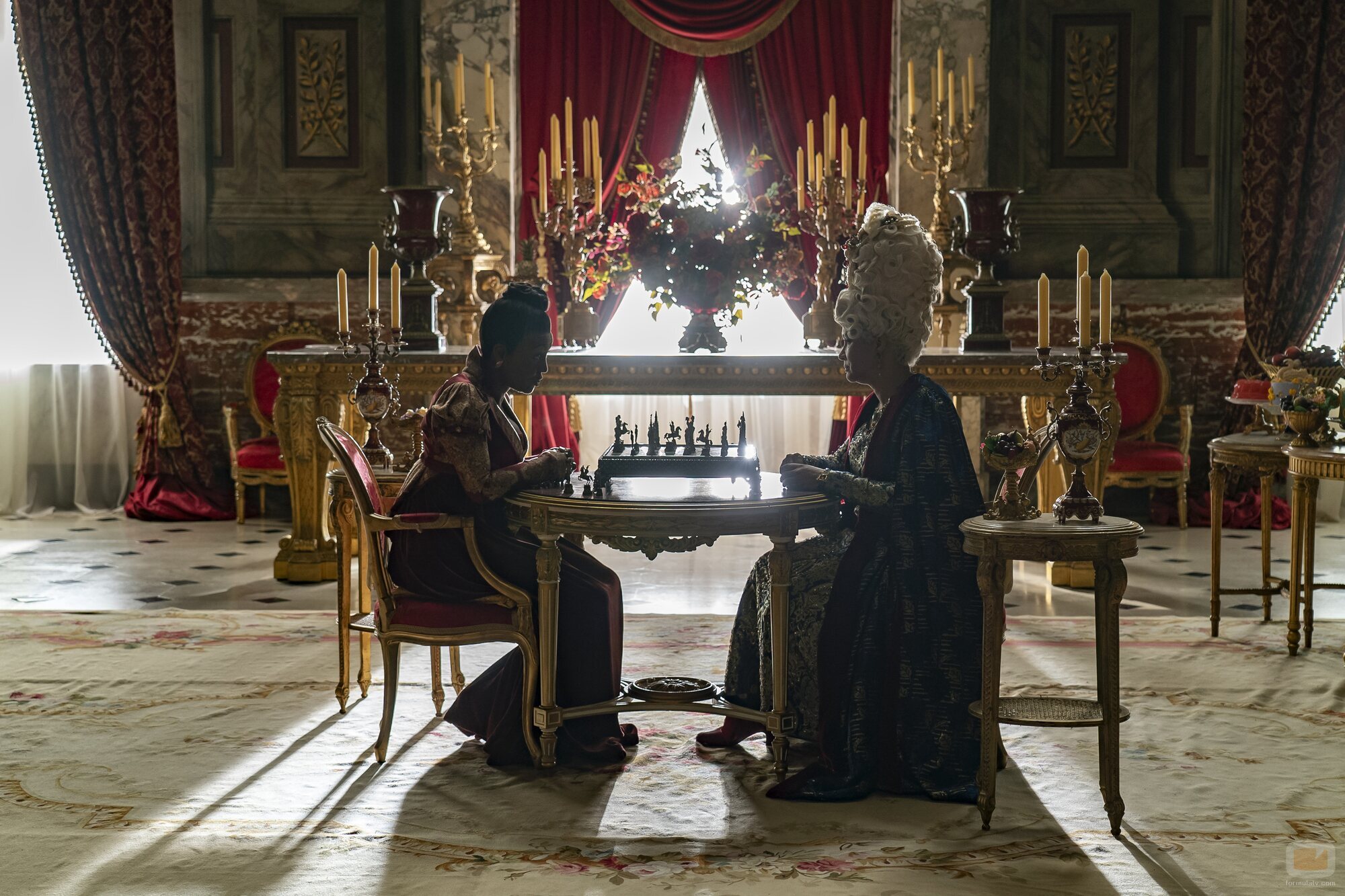 Golda Rosheuvel y Adjoa Andoh en 3x08 'A las claras' de 'Los Bridgerton'