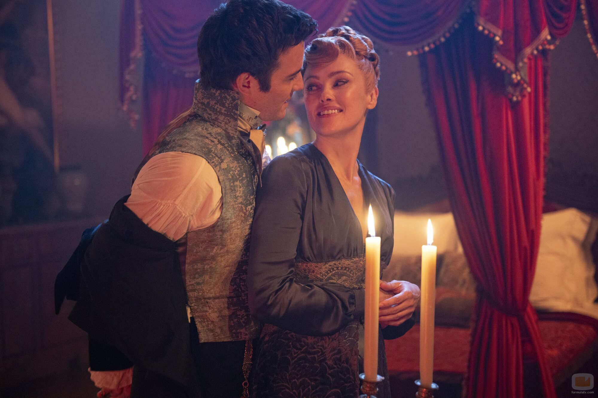 Hannah New y Luke Thompson en la temporada 3 y el capítulo 08 de 'Los Bridgerton'