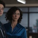Noah Centineo y Kaylah Zander en el 2x02 de 'The Recruit'