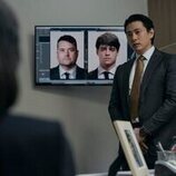 Teo Yoo en el 2x02 de 'The Recruit'