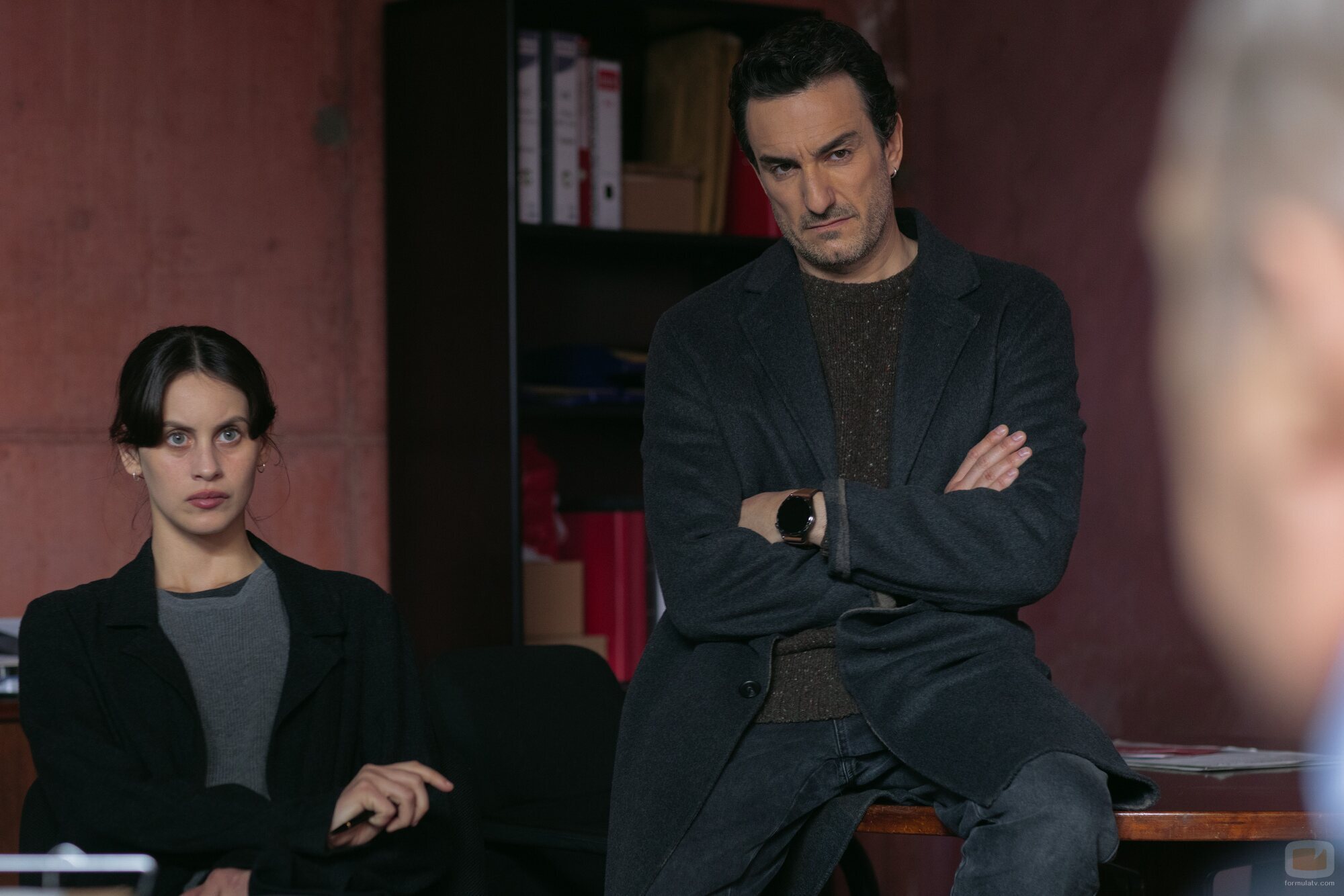 Miki Esparbé y Milena Smit en 2x04 'Episodio 4' de 'La chica de nieve'