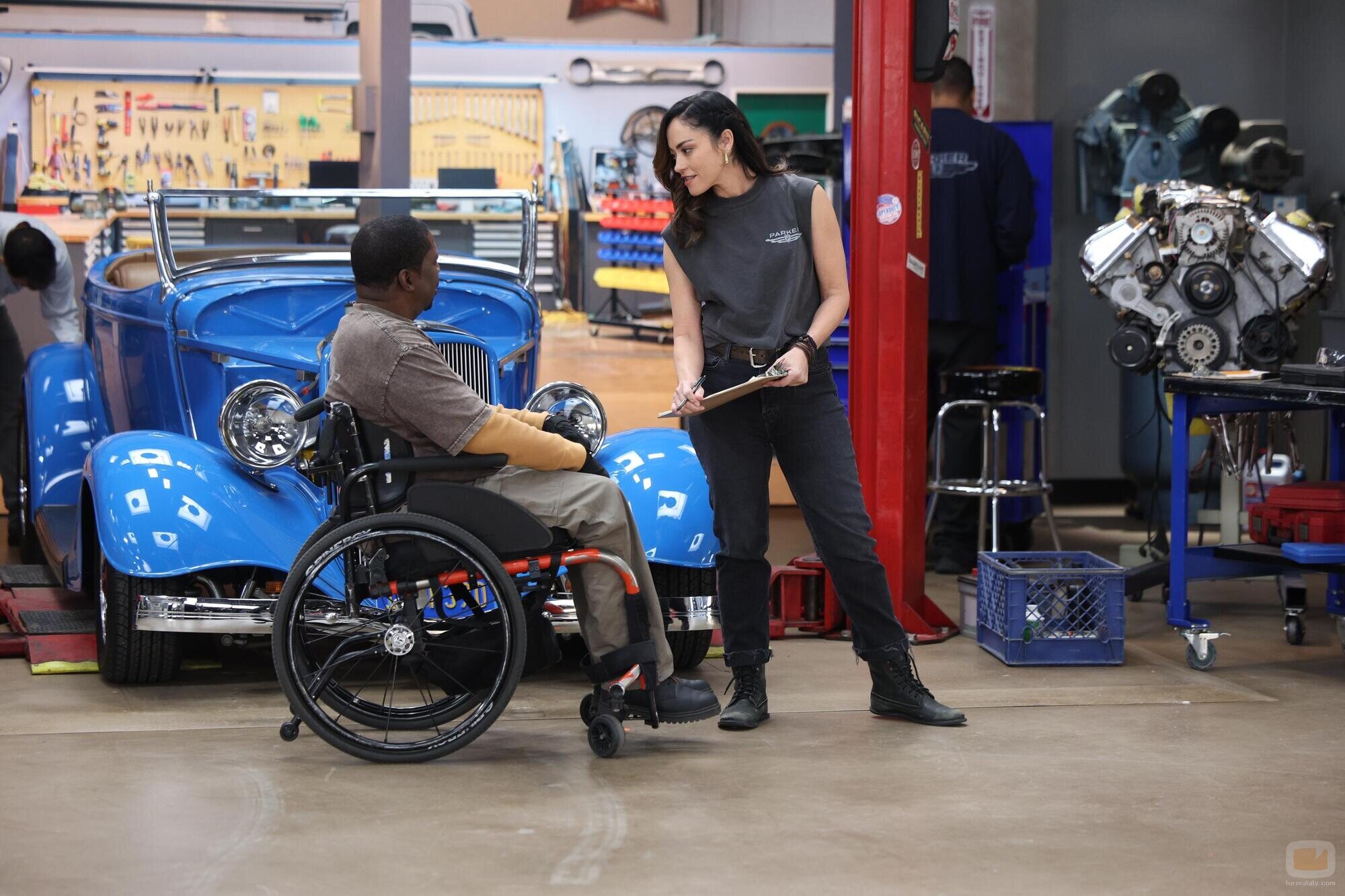 Daryl Mitchell y Cynthia Quiles en el 1x01 de 'Shifting Gears'