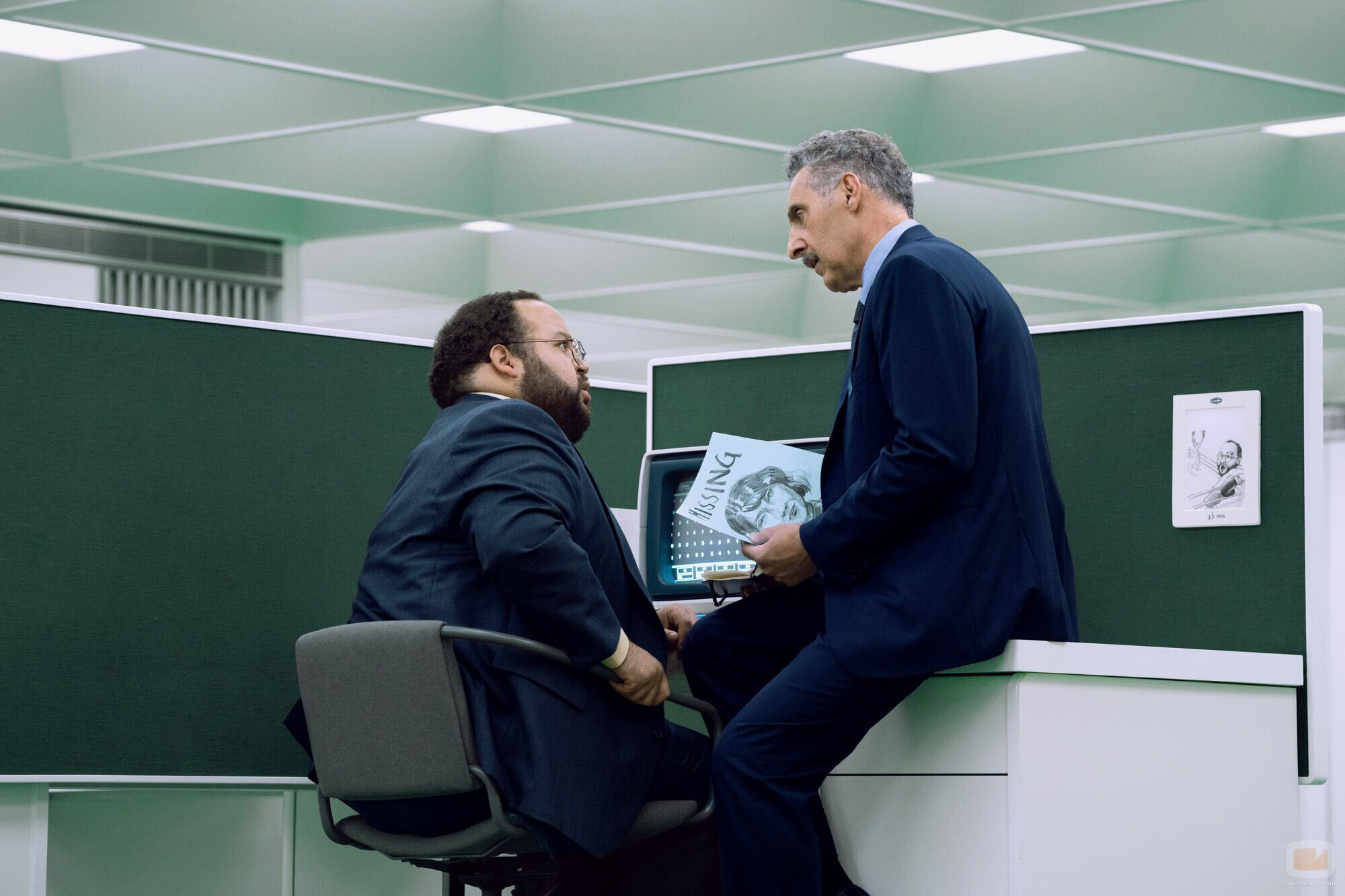 John Turturro y Zach Cherry en el 2x03 de 'Severance'