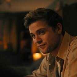 Leo Woodall en 1x04 titulado 'El Kaplar' de 'Prime Target'