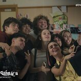 Los protagonistas de 'FoQ: La nueva generación' posan en un selfie