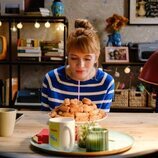 Valeria con una tarta de coquetas en 'Valeria 4'