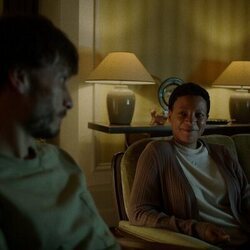 Nina Sosanya y Richard Gadd en Capítulo 3 titulado 'Episodio 3' de 'Mi reno de peluche'
