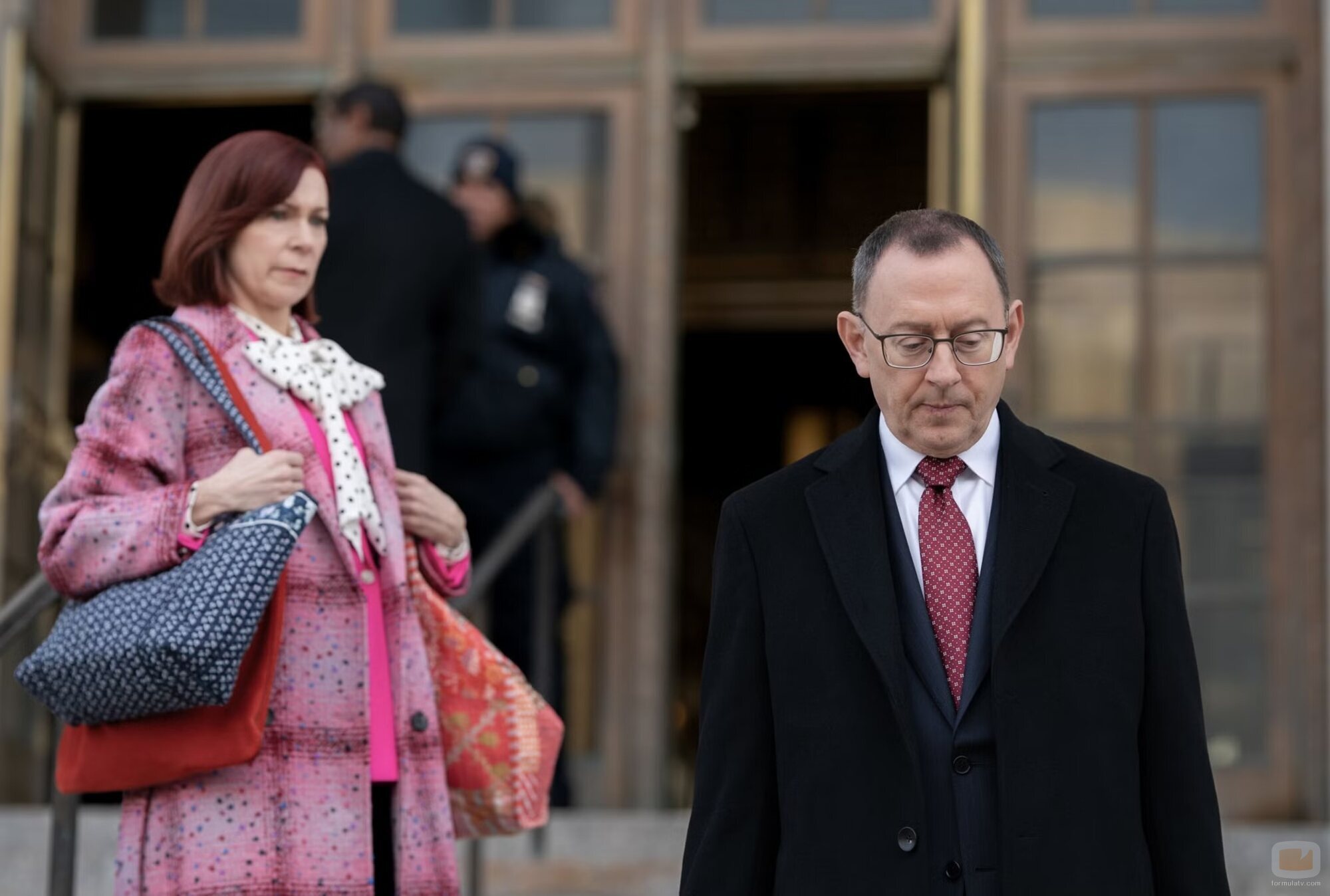 Still de Michael Emerson y Carrie Preston en 2x07 titulado 'Una mujer enfadada' de 'Elsbeth'