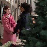 Carrie Preston y Carra Patterson en 2x06 titulado 'Oro, incienso y aseinato' de 'Elsbeth'