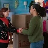 Carrie Preston y Carra Patterson en Capítulo 6 titulado 'Oro, incienso y aseinato' de 'Elsbeth'