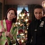 Escena de Carrie Preston y Carra Patterson en Capítulo 6 titulado 'Oro, incienso y aseinato' de 'Elsbeth'