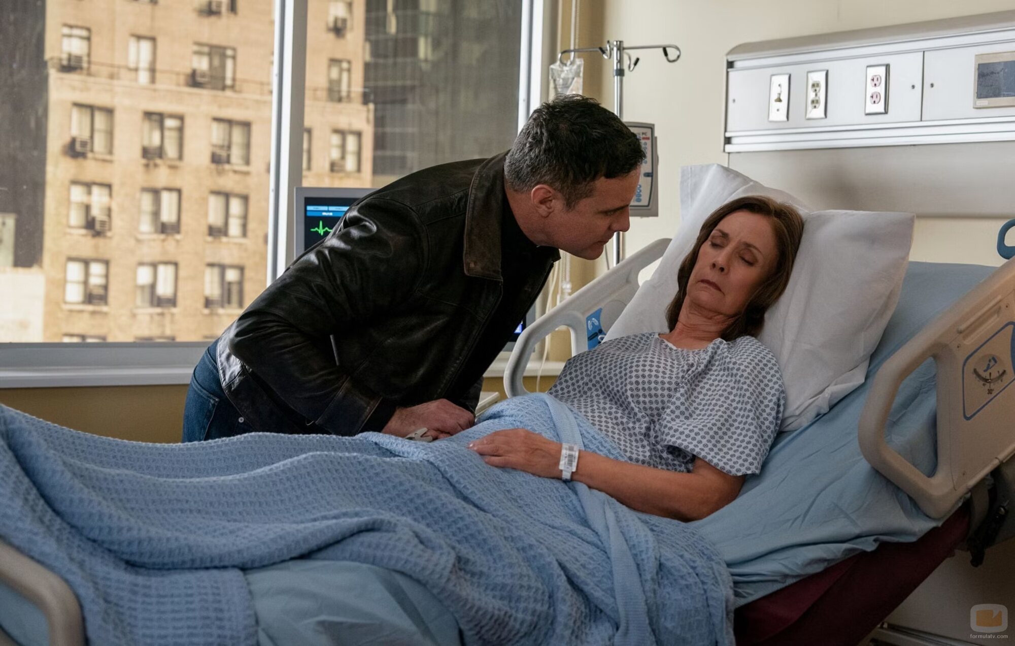 Dominic Fumusa y Laurie Metcalf en 2x08 'Fatigas y problemas' de 'Elsbeth'
