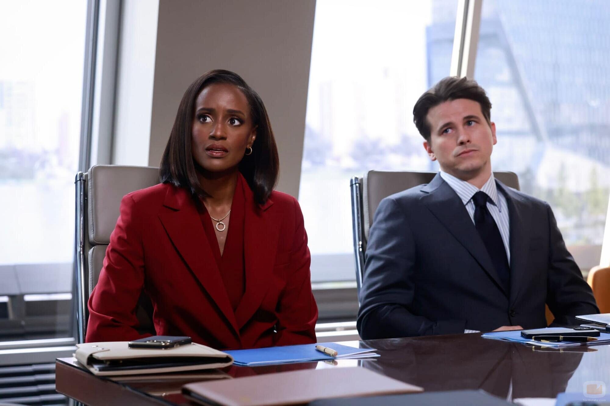 Jason Ritter y Skye P. Marshall en Capítulo 4 titulado 'El conejo y el halcón' de 'Matlock'