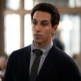 Escena de Deniz Akdeniz en el 1x03 de 'High Potential'