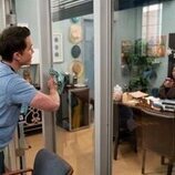 Rob McElhenney y Janelle James en el 4x09 de 'Colegio Abbott'