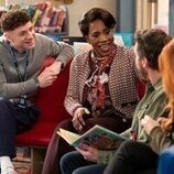 Sheryl Lee Ralph y Chris Perfetti en 4x09 'Voluntarios' de 'Colegio Abbott'