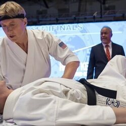Tanner Buchanan y William Zabka en 6x13 titulado 'Mirar atrás' de 'Cobra Kai'
