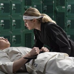 Tanner Buchanan y Peyton List en 6x13 'Mirar atrás' de 'Cobra Kai'