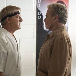 Imagen de William Zabka y Martin Kove en 6x13 'Mirar atrás' de 'Cobra Kai'