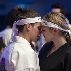 Tanner Buchanan y Peyton List en 6x13 titulado 'Mirar atrás' de 'Cobra Kai'